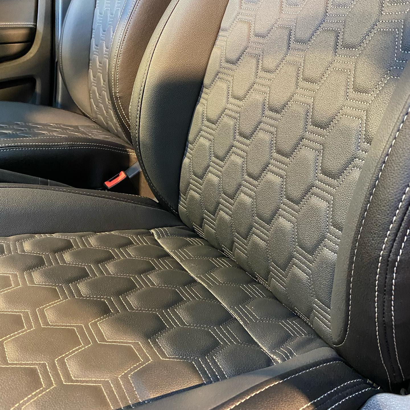 Bancos em Couro Ecológico - Image 2